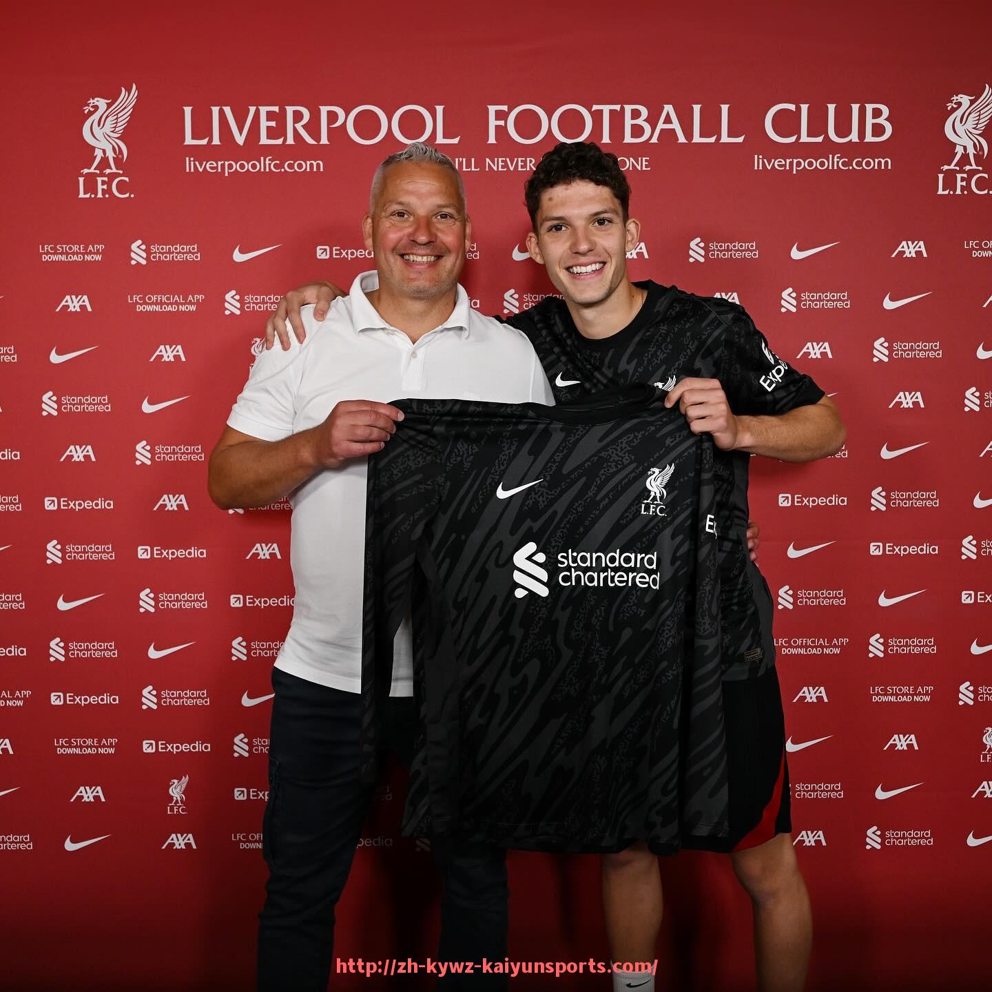 ky开云-英超球星杰拉德的妻子是谁?揭秘这位传奇球员的家庭生活